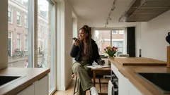 Waarom het contact met je volwassen kind soms afkoelt — en 8 gewoontes die het weer warm maken