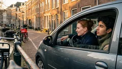 Waarom je de radio zachter zet als je moet invoegen (en waarom dat eigenlijk slim is)