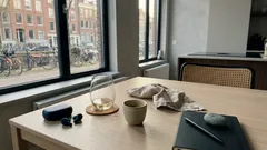 Leeg van small talk, opgeladen door alleen zijn — 8 emotionele skills die stille mensen vaak ontwikkelen